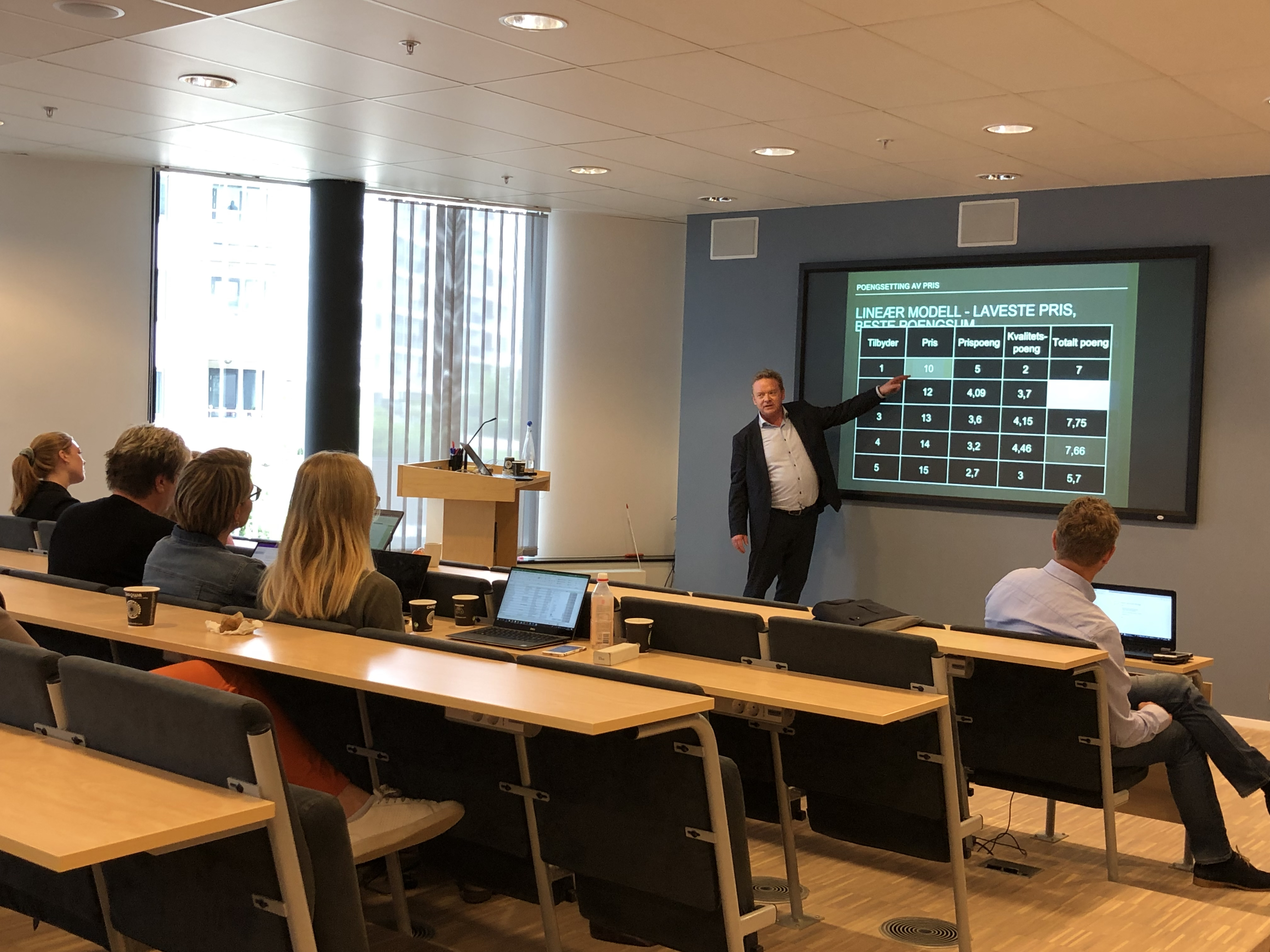 Robert Myhre underviser i offentlige anskaffelser