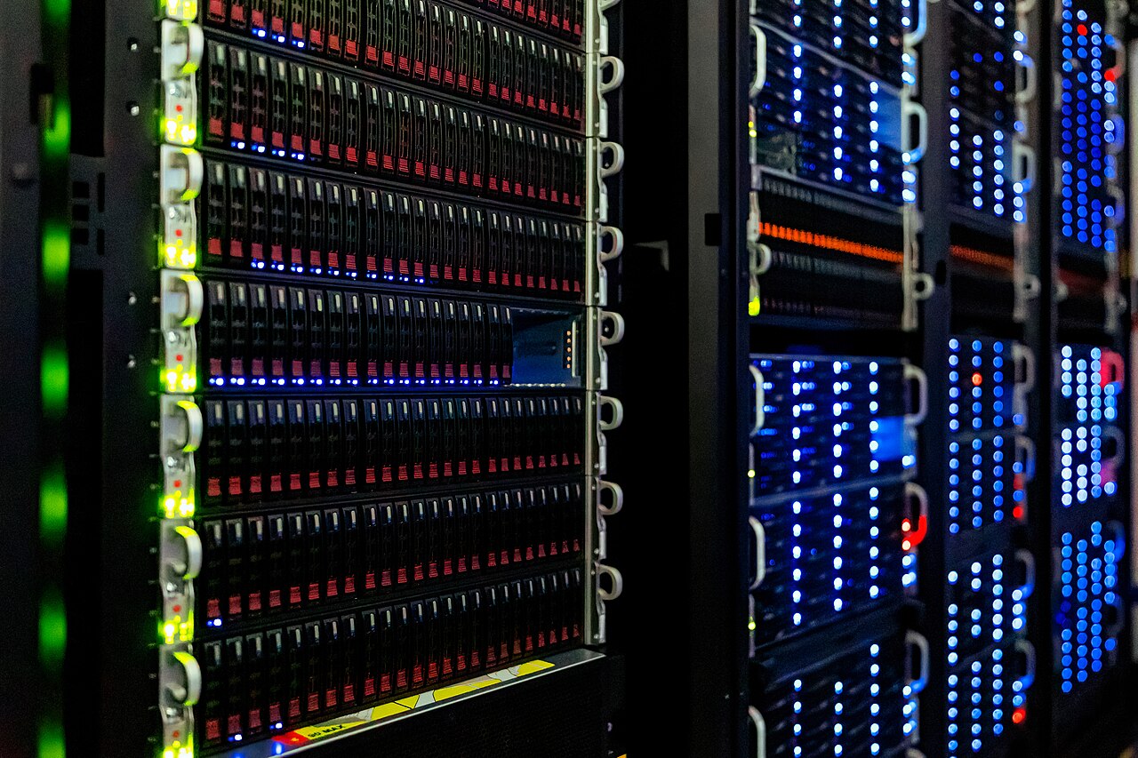 Serverrack i datarom — illustrasjon av digital portalinfrastruktur